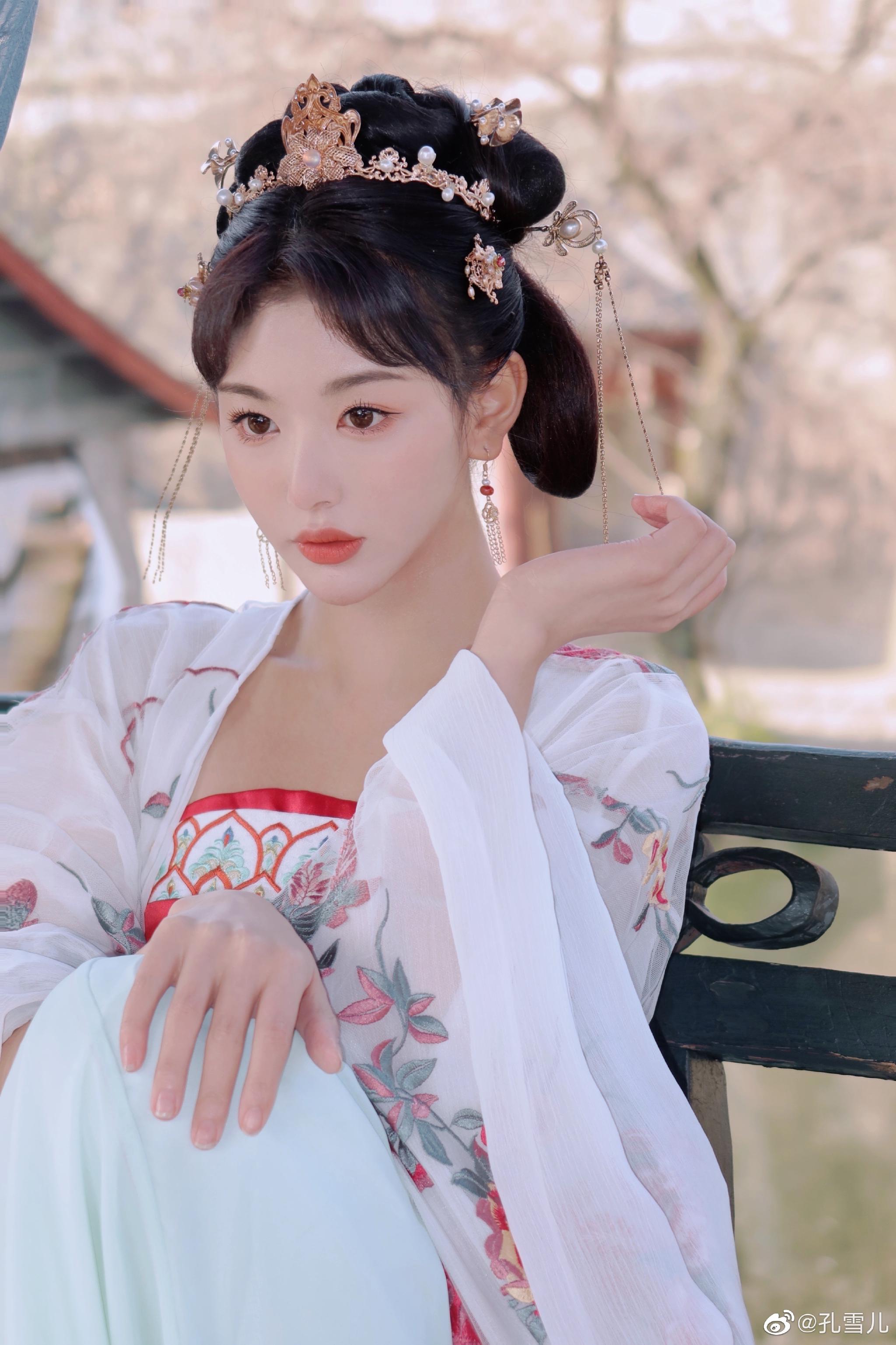孔雪儿最新古装造型自拍粉嫩可爱期待早日杀青呀