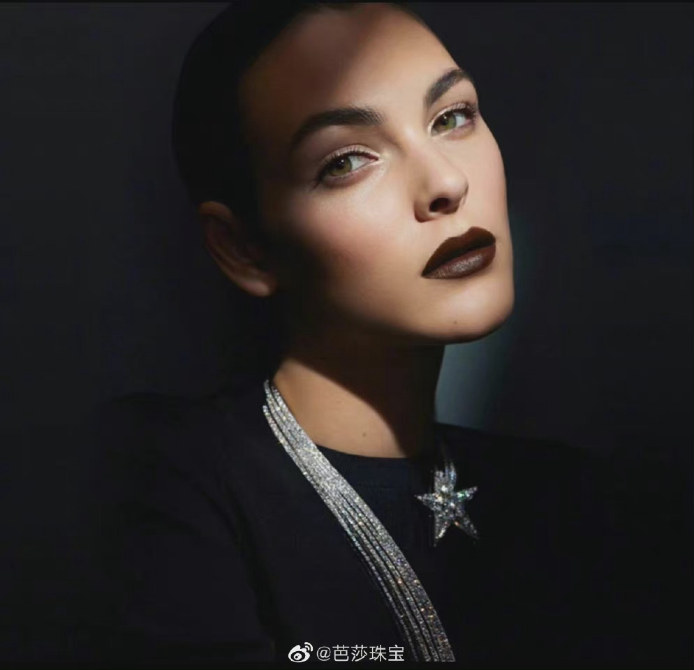 vittoriaceretti出镜彗星唇膏广告大片