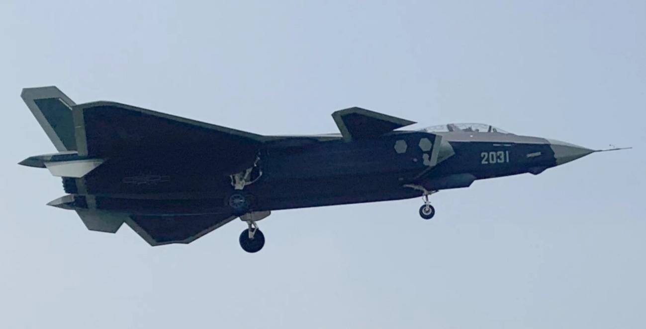 双座型歼-20是到目前为止全球唯一进入原型机试飞阶段的双座隐身型号