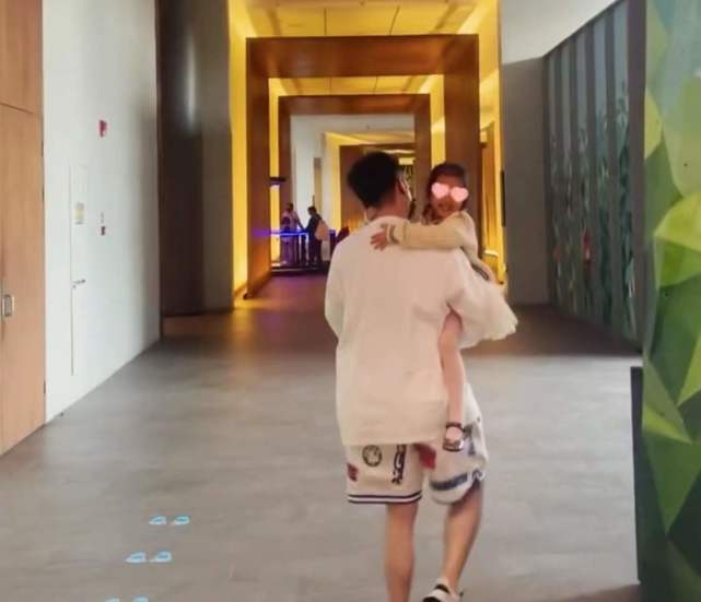 陈赫给小女儿过生日,2岁咲咲被壮观场面吓哭,罕露正脸像爸爸休闲区蓝鸢梦想 - Www.slyday.coM 陈赫给小女儿过生日,2岁咲咲被壮观场面吓哭,罕露正脸像爸爸休闲区蓝鸢梦想 - Www.slyday.coM