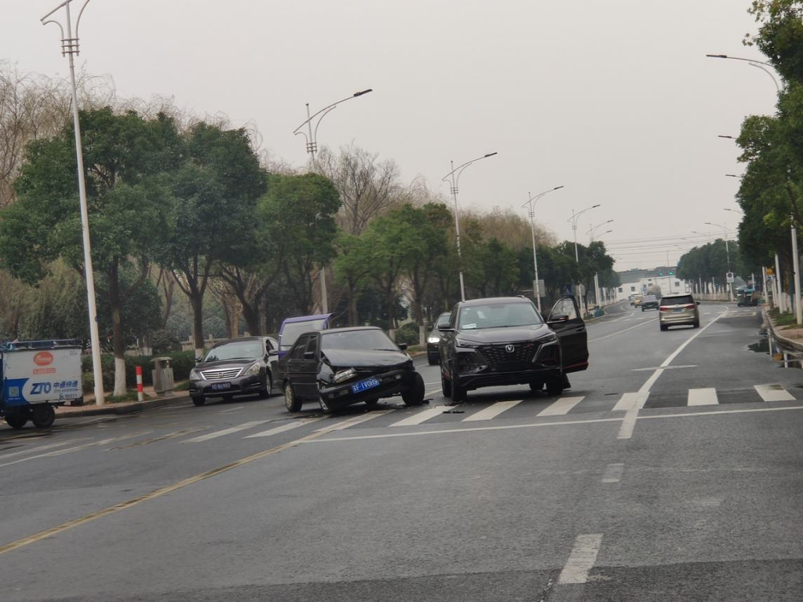 长安cs75plus车祸现场大众面目全非长安一个车灯都没坏