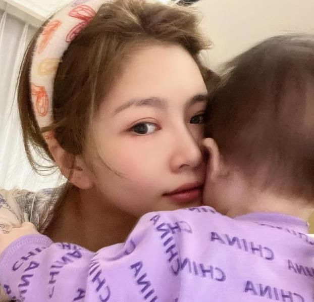 杜淳老婆王灿分享女儿的日常 说：王灿竟然离过婚休闲区蓝鸢梦想 - Www.slyday.coM