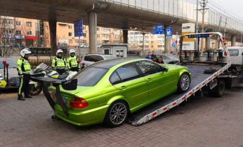 90后车主改装汽车挂定制王炸车牌交警扣12分罚款5500元