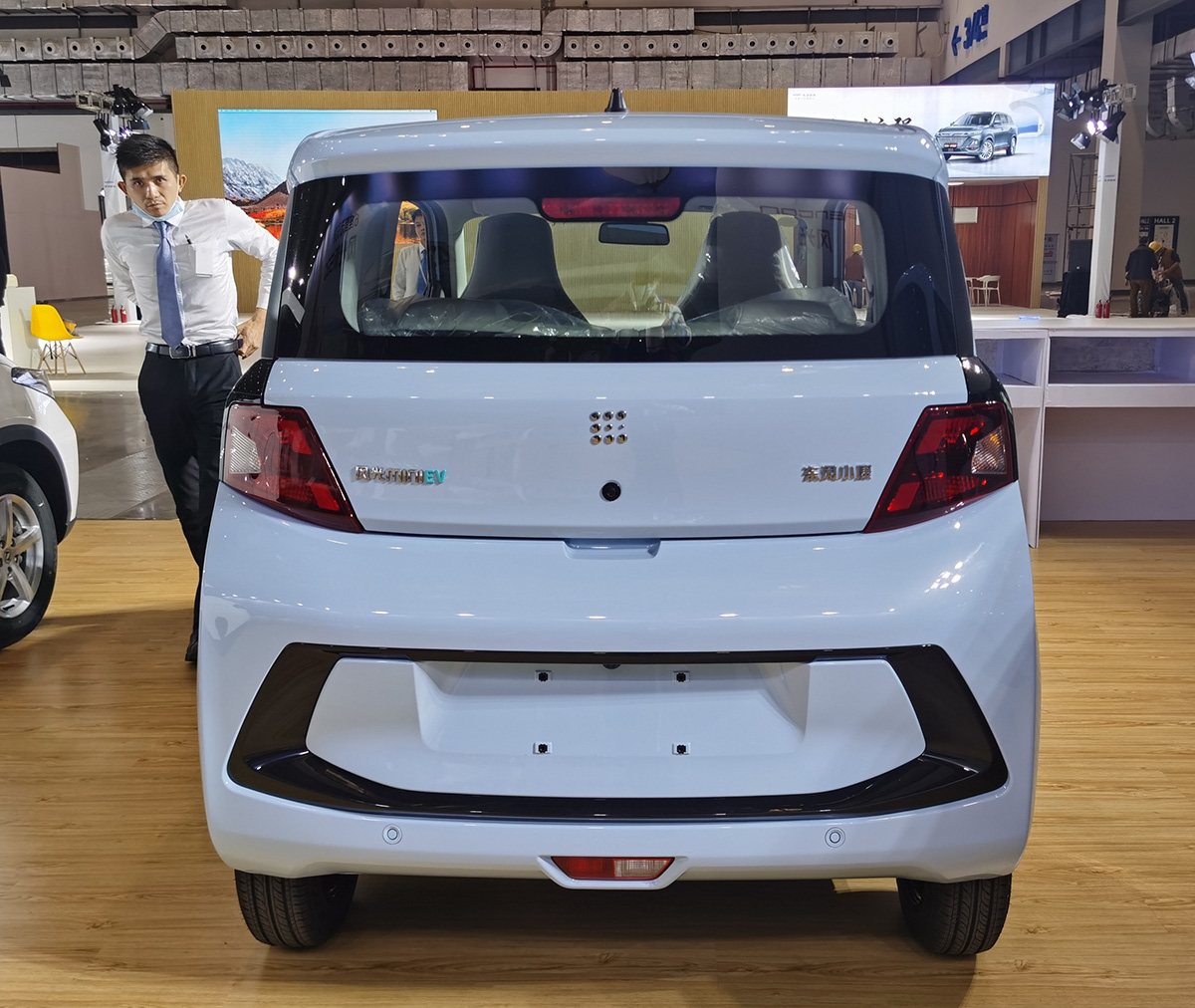 车身侧面部分,新车使用了较短的车头结构,三门四座的布局也让侧面显得