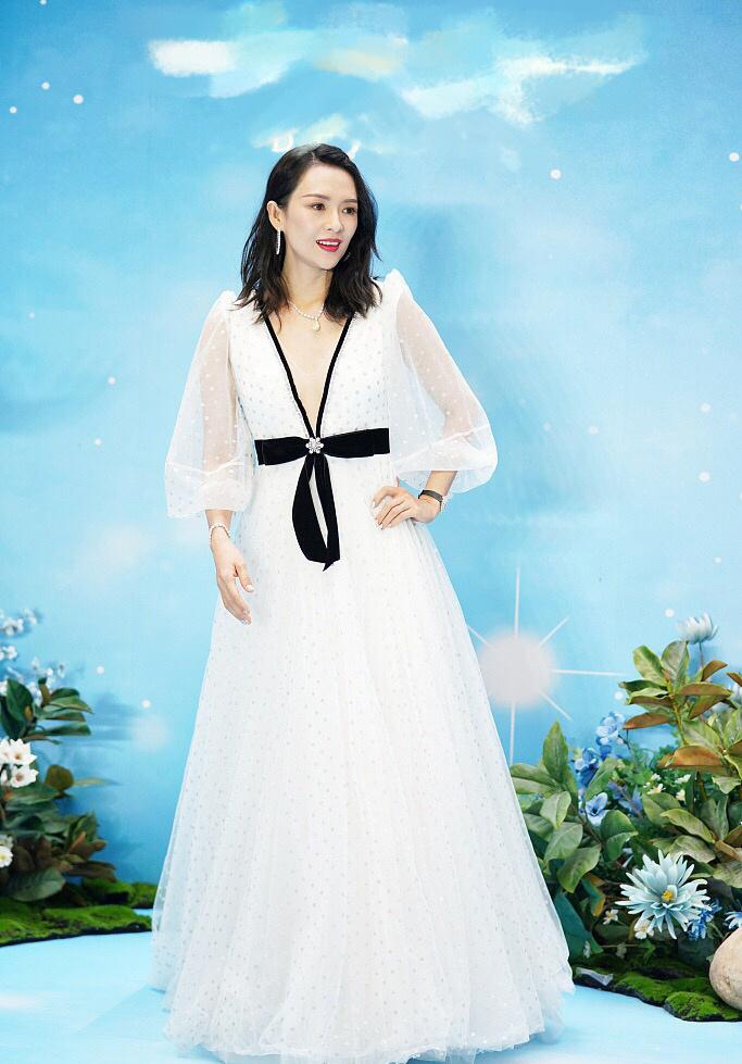 穿深v薄纱裙性感吸睛,近照皮肤状态惹人羡|薄纱裙|章子怡|薄纱_新浪