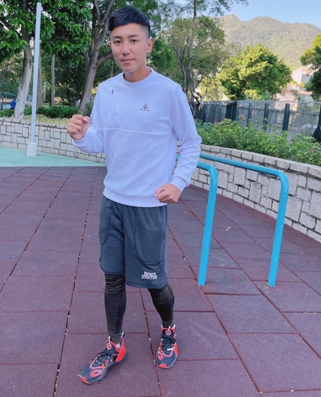 承诺用一生报答太太tvb男艺人张颖康亲吻老婆脸颊庆恋爱15周年