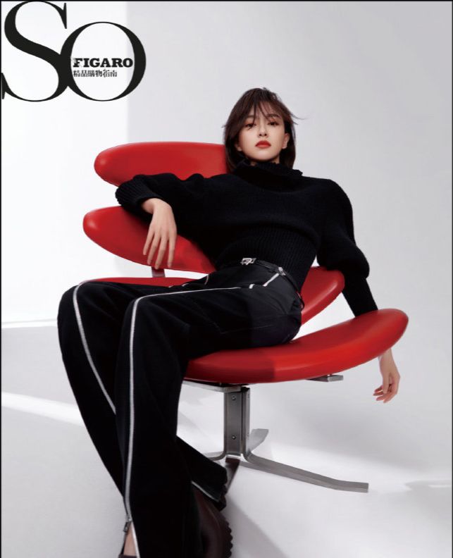 唐嫣新年大刊形象大变穿露脐装变身御姐大秀纤细身材真惹人羡