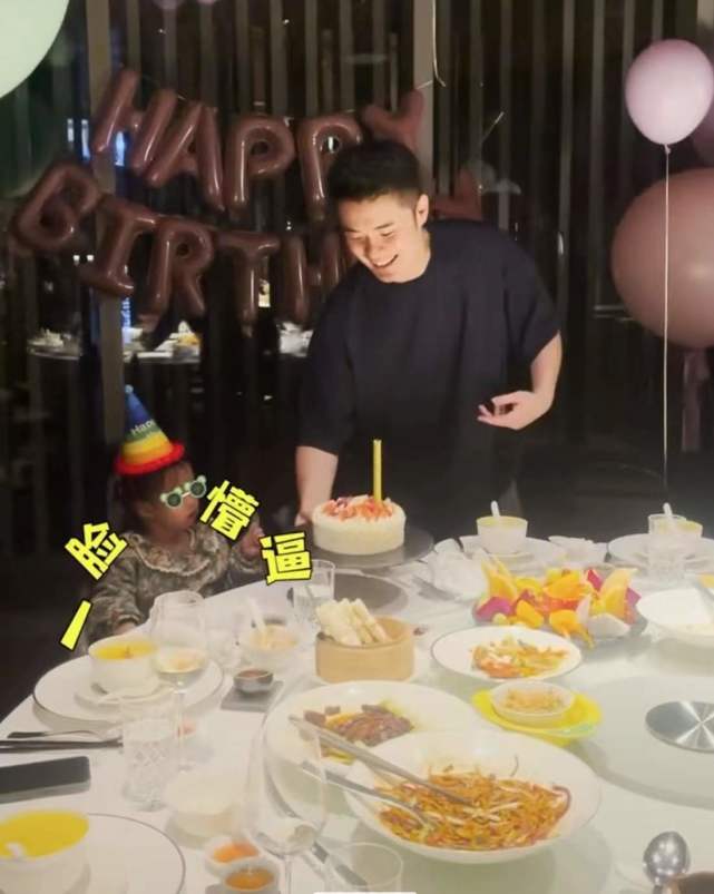 陈赫给小女儿过生日,2岁咲咲被壮观场面吓哭,罕露正脸像爸爸休闲区蓝鸢梦想 - Www.slyday.coM 陈赫给小女儿过生日,2岁咲咲被壮观场面吓哭,罕露正脸像爸爸休闲区蓝鸢梦想 - Www.slyday.coM