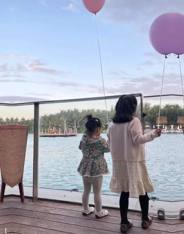 陈赫给小女儿过生日,2岁咲咲被壮观场面吓哭,罕露正脸像爸爸休闲区蓝鸢梦想 - Www.slyday.coM 陈赫给小女儿过生日,2岁咲咲被壮观场面吓哭,罕露正脸像爸爸休闲区蓝鸢梦想 - Www.slyday.coM