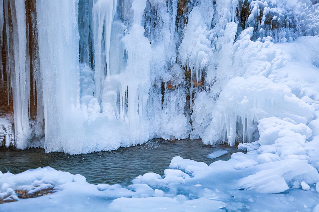 河南云台山冰瀑节引爆新年充满古典意境吸引众多游客来打卡