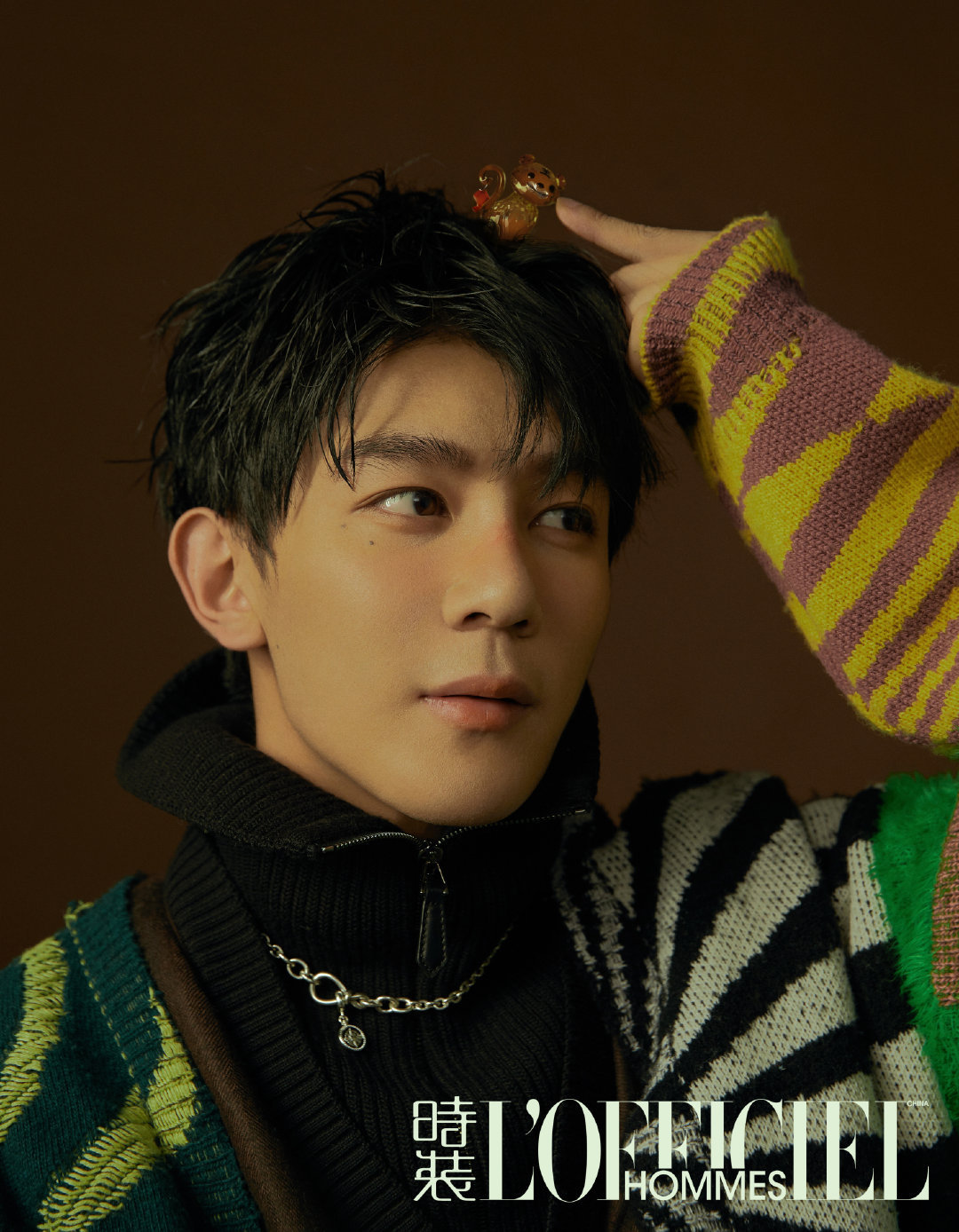 夏之光时装男士1月刊内页大片 毛衣与大衣叠穿,闪耀冬日高光……|时装