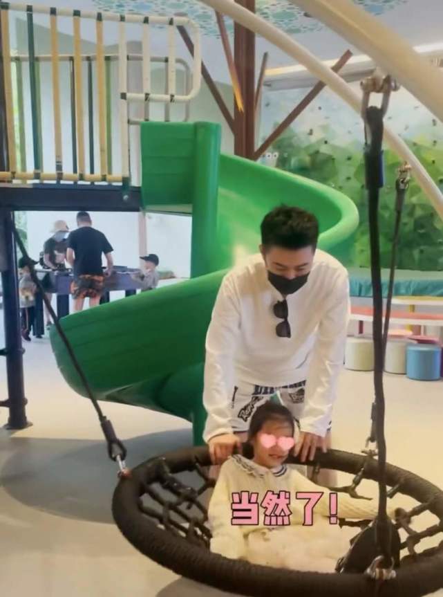 陈赫给小女儿过生日,2岁咲咲被壮观场面吓哭,罕露正脸像爸爸休闲区蓝鸢梦想 - Www.slyday.coM 陈赫给小女儿过生日,2岁咲咲被壮观场面吓哭,罕露正脸像爸爸休闲区蓝鸢梦想 - Www.slyday.coM