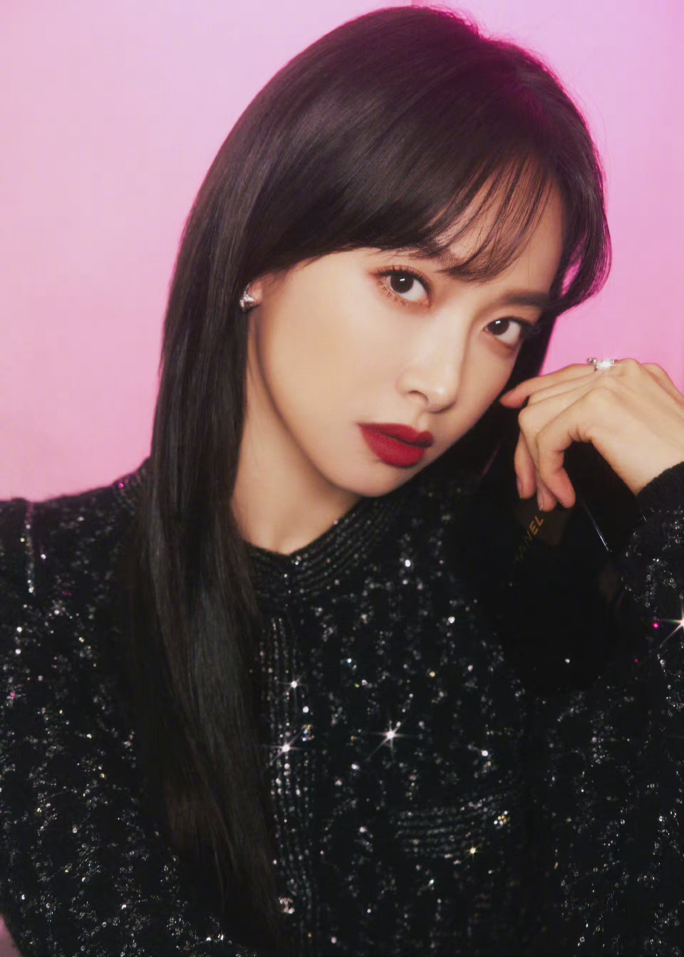 碎钻黑裙加身,高贵优雅,红唇长发尽显气场|碎钻|黑裙|宋茜_新浪新闻