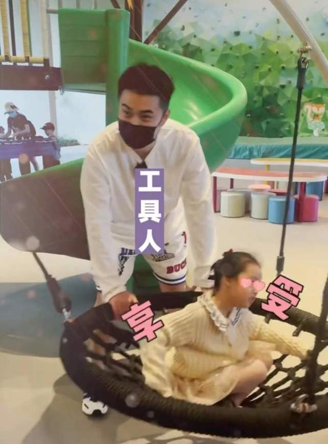 陈赫给小女儿过生日,2岁咲咲被壮观场面吓哭,罕露正脸像爸爸休闲区蓝鸢梦想 - Www.slyday.coM 陈赫给小女儿过生日,2岁咲咲被壮观场面吓哭,罕露正脸像爸爸休闲区蓝鸢梦想 - Www.slyday.coM