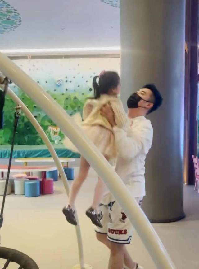 陈赫给小女儿过生日,2岁咲咲被壮观场面吓哭,罕露正脸像爸爸休闲区蓝鸢梦想 - Www.slyday.coM 陈赫给小女儿过生日,2岁咲咲被壮观场面吓哭,罕露正脸像爸爸休闲区蓝鸢梦想 - Www.slyday.coM