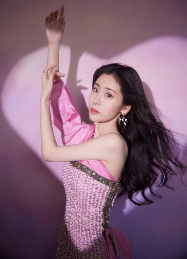 张碧晨跨年晚会被全网点赞真不像当妈的人穿紧身裙大秀骨感美