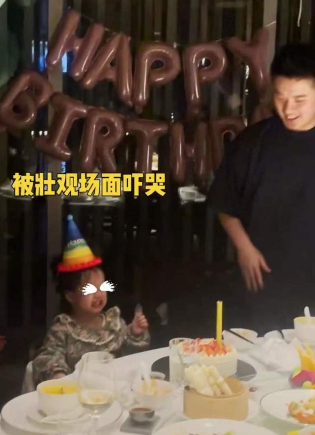 陈赫给小女儿过生日,2岁咲咲被壮观场面吓哭,罕露正脸像爸爸休闲区蓝鸢梦想 - Www.slyday.coM 陈赫给小女儿过生日,2岁咲咲被壮观场面吓哭,罕露正脸像爸爸休闲区蓝鸢梦想 - Www.slyday.coM