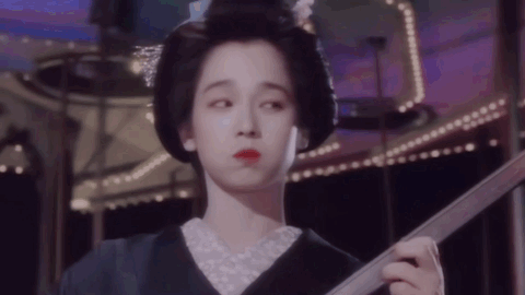 而田中裕子,哪怕不靠素雅小吊带衬托,仅凭一脸淡妆,嘟个嘴卖个萌,就能