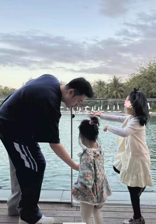 陈赫给小女儿过生日,2岁咲咲被壮观场面吓哭,罕露正脸像爸爸休闲区蓝鸢梦想 - Www.slyday.coM 陈赫给小女儿过生日,2岁咲咲被壮观场面吓哭,罕露正脸像爸爸休闲区蓝鸢梦想 - Www.slyday.coM