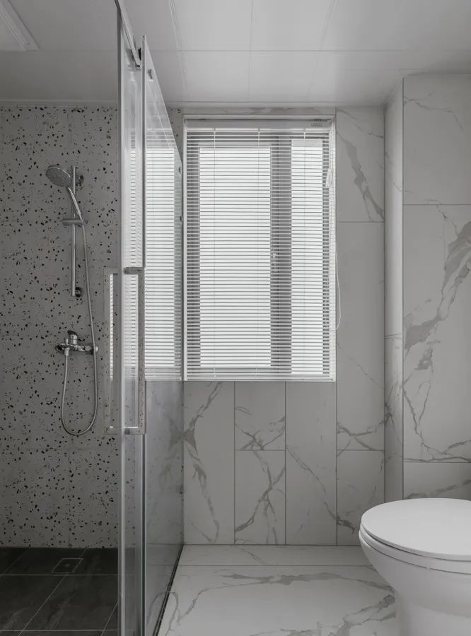 聪明人都用这种,采光遮挡两不误!完美|防火|窗帘|卫生间_新浪新闻