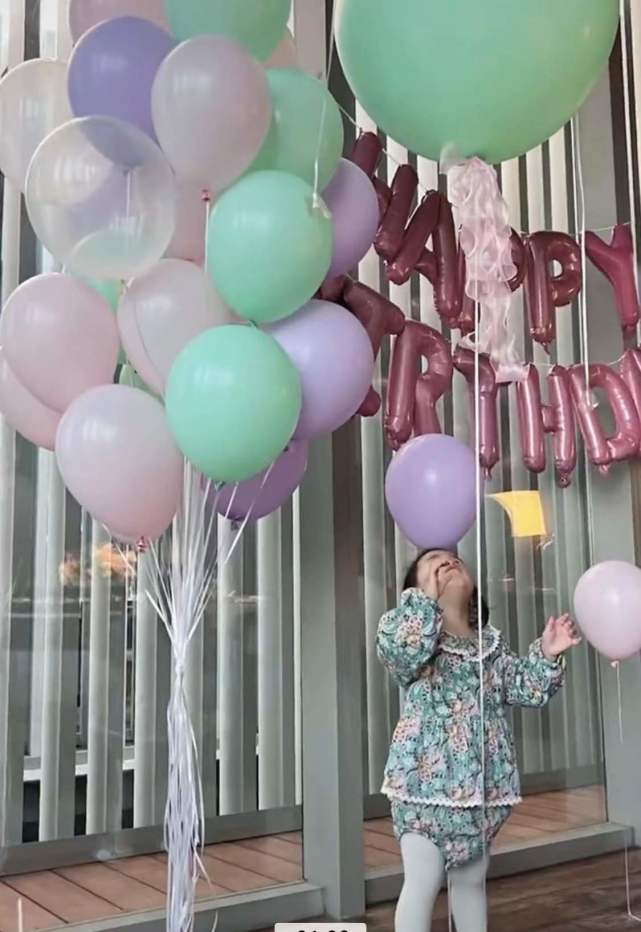 陈赫给小女儿过生日,2岁咲咲被壮观场面吓哭,罕露正脸像爸爸休闲区蓝鸢梦想 - Www.slyday.coM 陈赫给小女儿过生日,2岁咲咲被壮观场面吓哭,罕露正脸像爸爸休闲区蓝鸢梦想 - Www.slyday.coM