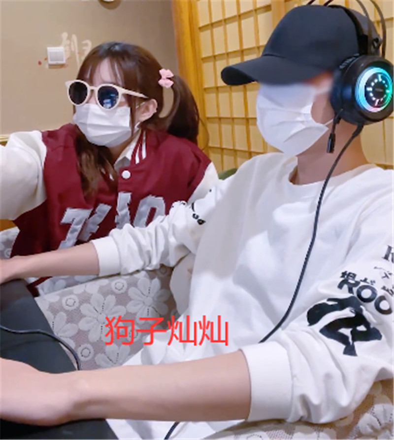 林颜终于奔现成功女友背影杀完胜狗子人气却坐上了滑滑梯