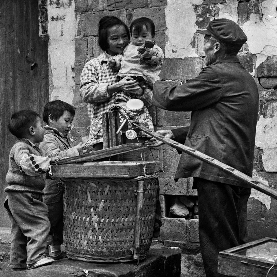 义乌人于农闲时节肩挑货郎担,手摇拨浪鼓,走街串巷,敲糖换鸡毛,从业