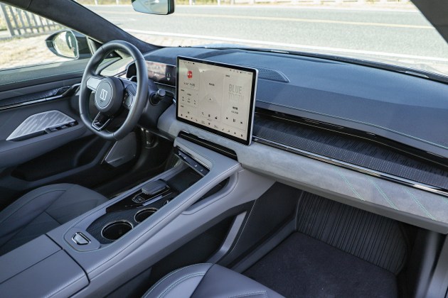 个性与豪华兼具极氪001车主访谈