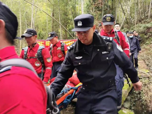 乐清一女子被困深山3天3夜，民警凭这个细节救下了她休闲区蓝鸢梦想 - Www.slyday.coM