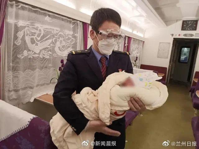 列车上，一对男女神色慌张借奶粉，“婴儿是花11万买来的！”休闲区蓝鸢梦想 - Www.slyday.coM