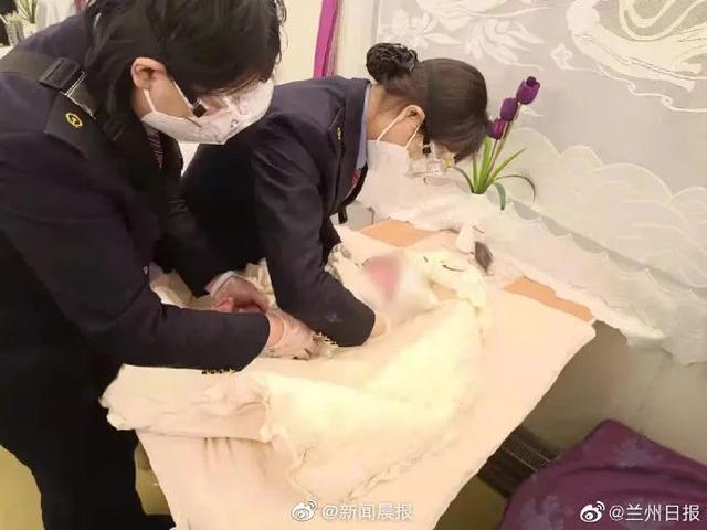 列车上，一对男女神色慌张借奶粉，“婴儿是花11万买来的！”休闲区蓝鸢梦想 - Www.slyday.coM