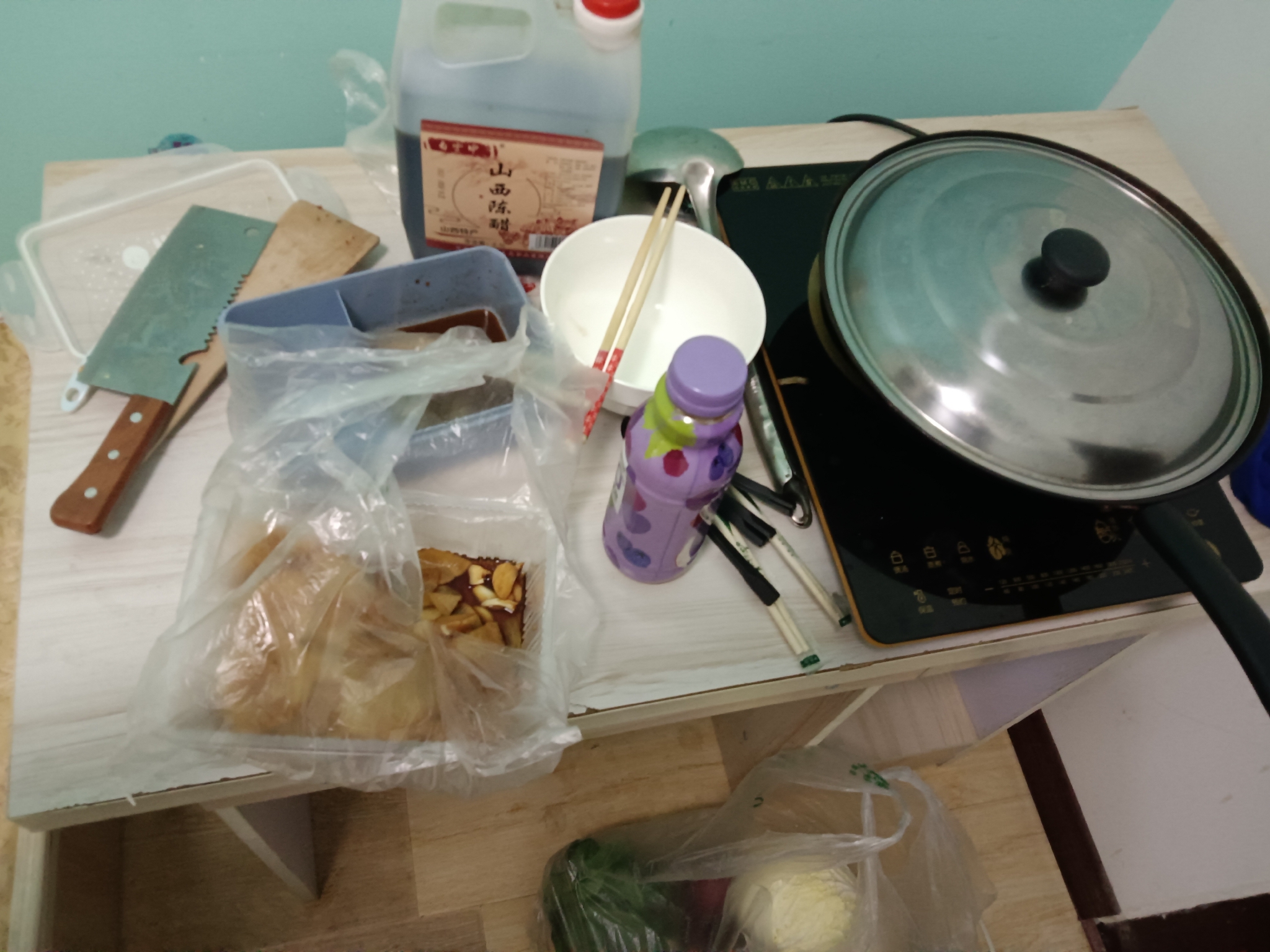 ▲邻居们支援董鹏的炊具碗筷和蔬菜。受访者供图