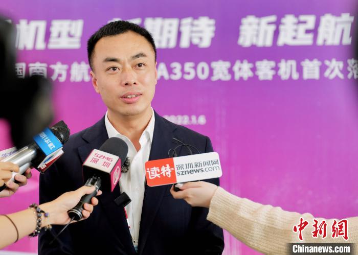 图为中国南方航空深圳分公司总经理曲光吉接受媒体记者采访。陈文 摄