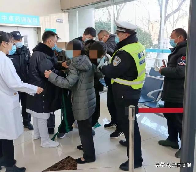 突发！临沂街头，一男子冲上马路企图撞车自杀！交警救下后得知其因家中变故，悲伤过度精神失控…休闲区蓝鸢梦想 - Www.slyday.coM