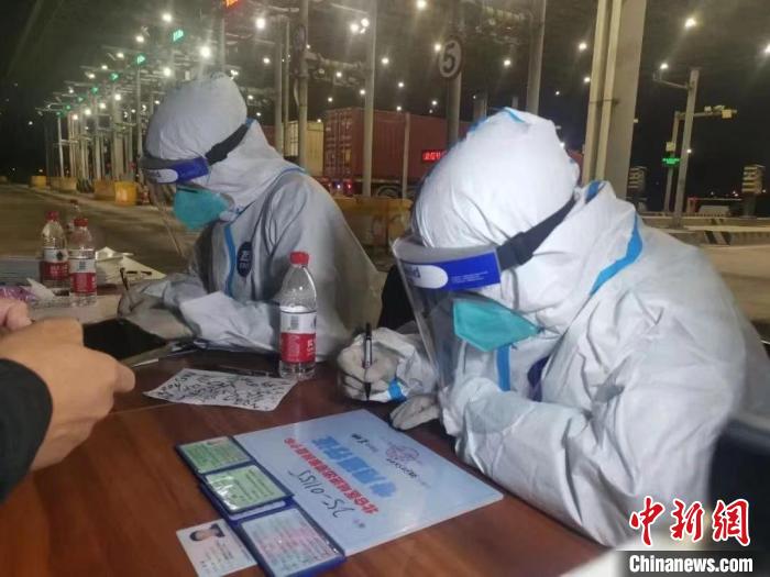 宁波舟山港码头公司工作人员正在办理集卡专用通行证。吴斌 摄