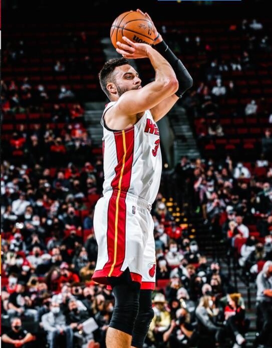 塔克14分10板6助攻热火胜开拓者