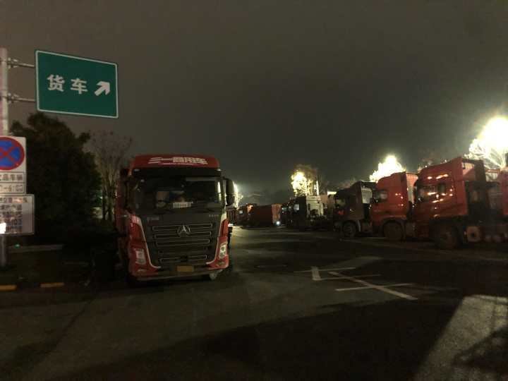 货车司机夫妻的流调报告让人心疼小时新闻夜探高速服务区车轮上谋生活