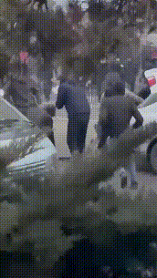 哈萨克斯坦动乱中有不明人员向抗议者发放枪支，画面曝光休闲区蓝鸢梦想 - Www.slyday.coM