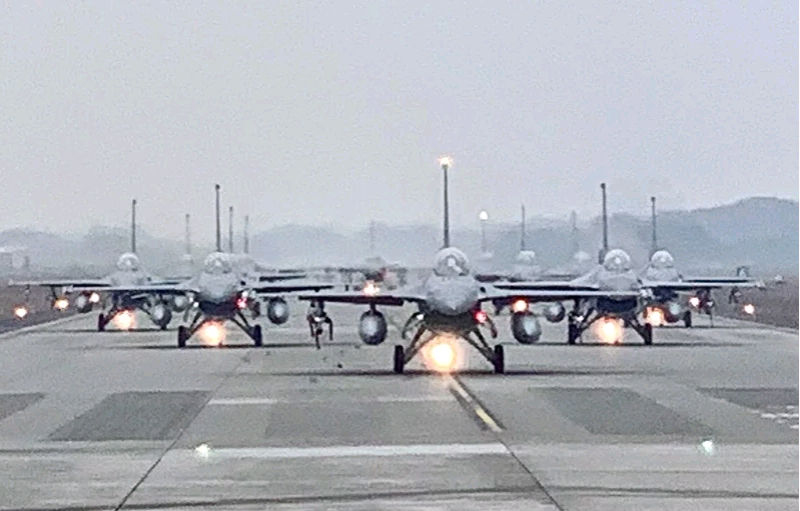 台空军飞行员爆料：F休闲区蓝鸢梦想 - Www.slyday.coM