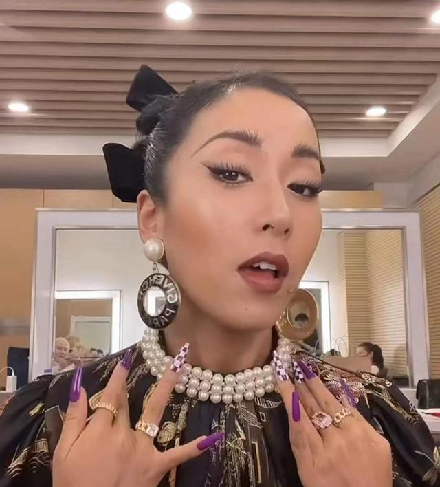 不如换上吉克隽逸同款圣诞美甲,高级感十足|美甲|吉克隽逸|圣诞_新浪
