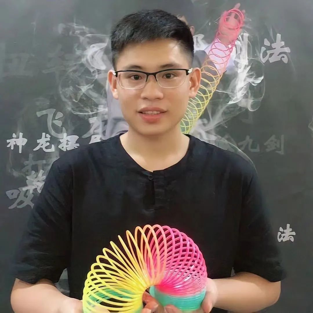 吴武强玩彩虹圈玩得十分出彩我叫吴武强,来自广东茂名,今年32岁