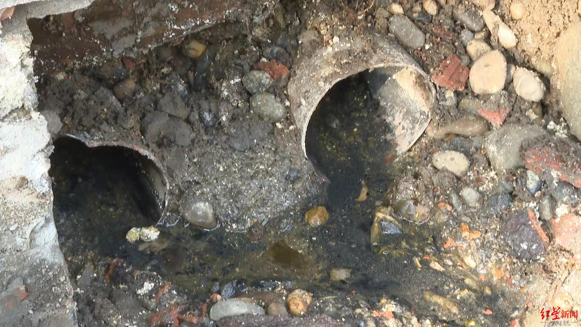 底楼住户厕所污水返涌被困扰3年排污管道埋在土里竟未接入管网