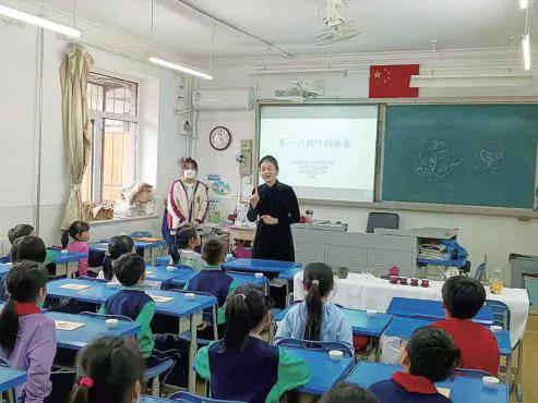 家校携手同心育人共促成长河东区香山道小学家长走进课后服务课堂