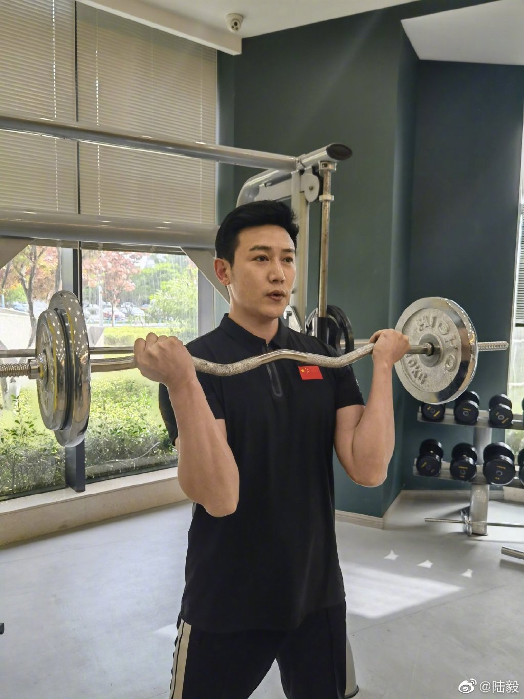 46岁陆毅晒照庆生一身腱子肉壮硕有力撸铁踢腿男人味爆棚