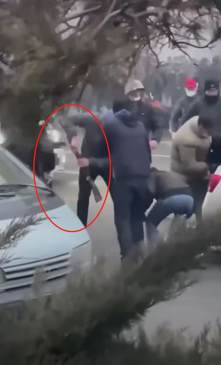 哈萨克斯坦动乱中有不明人员向抗议者发放枪支，画面曝光休闲区蓝鸢梦想 - Www.slyday.coM