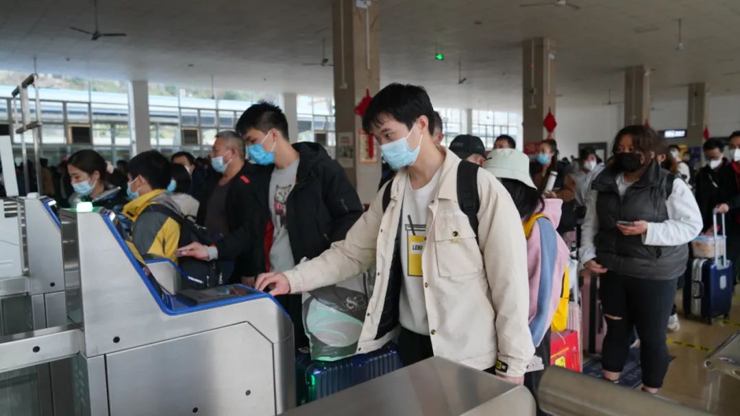 57从广州南站发车,途经三水南,肇庆东,云浮东,郁南,梧州南,藤县,平南