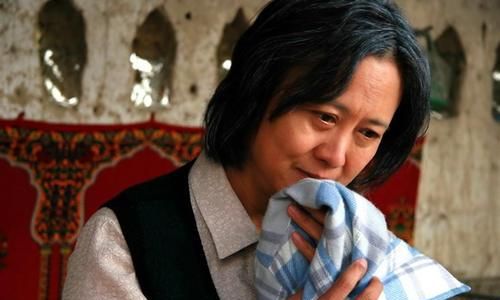 2003年韩小磊突然倒在了客厅命运再一次带走了柏寒的最爱