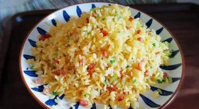 炒米饭最经典的做法要数蛋炒饭,夹杂着鸡蛋的香气,吃起来好美味.