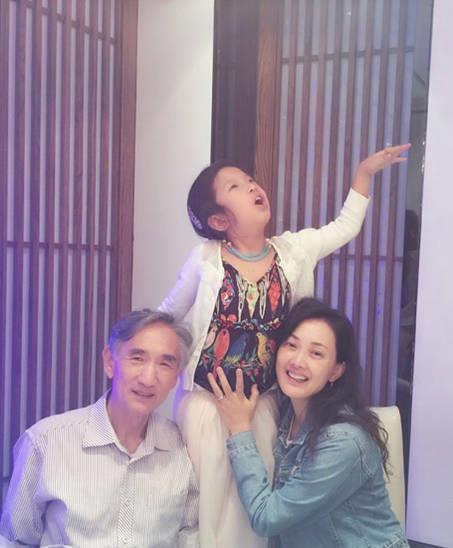 牛莉为爸爸庆生晒父女合照如饼印甜蜜留言我的男神生日快乐