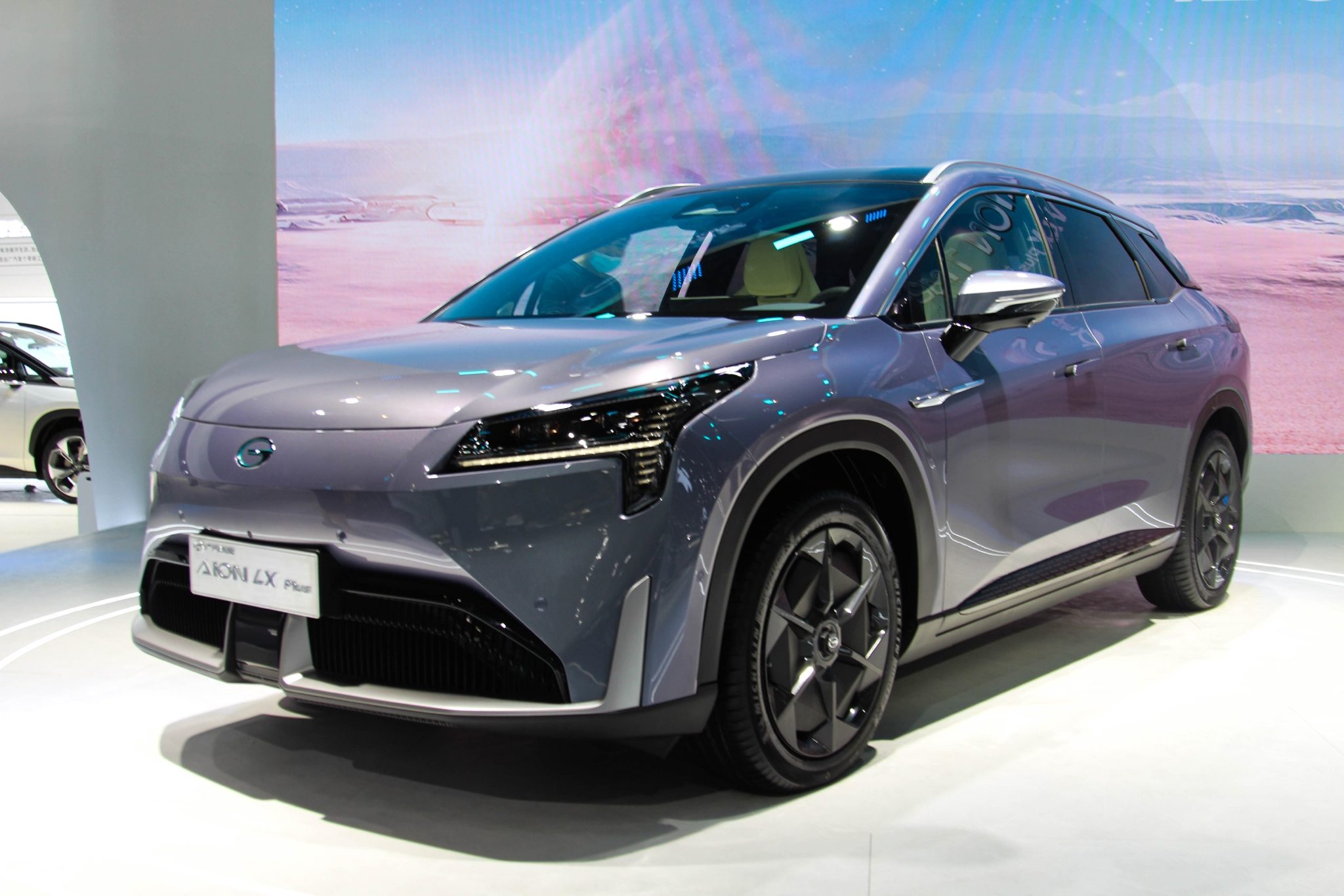 首款cltc续航超一千公里的量产车广汽埃安lxplus亮相